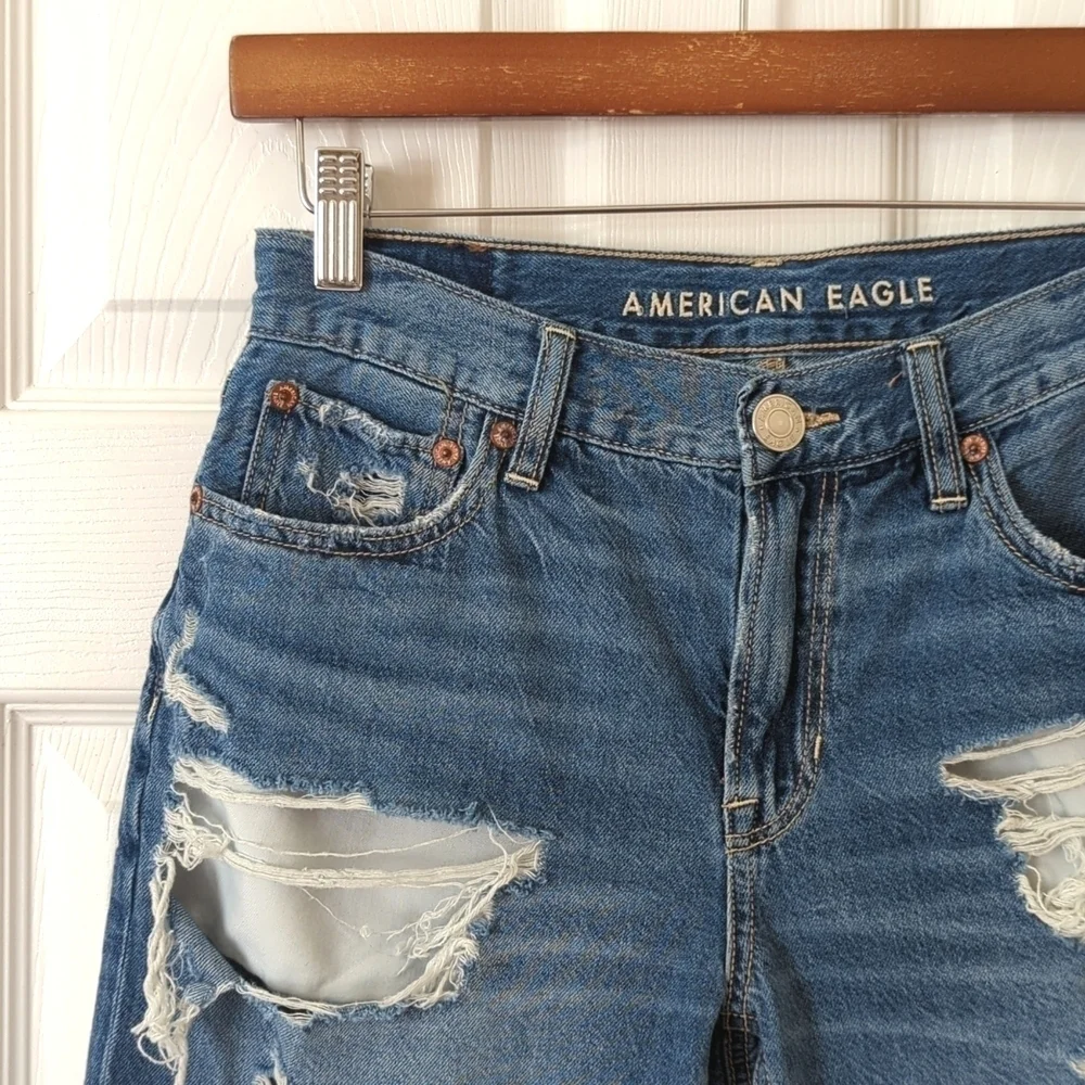 American Eagle Distressed Medium Wash Low Rise Baggy Denim Jean Shorts 00